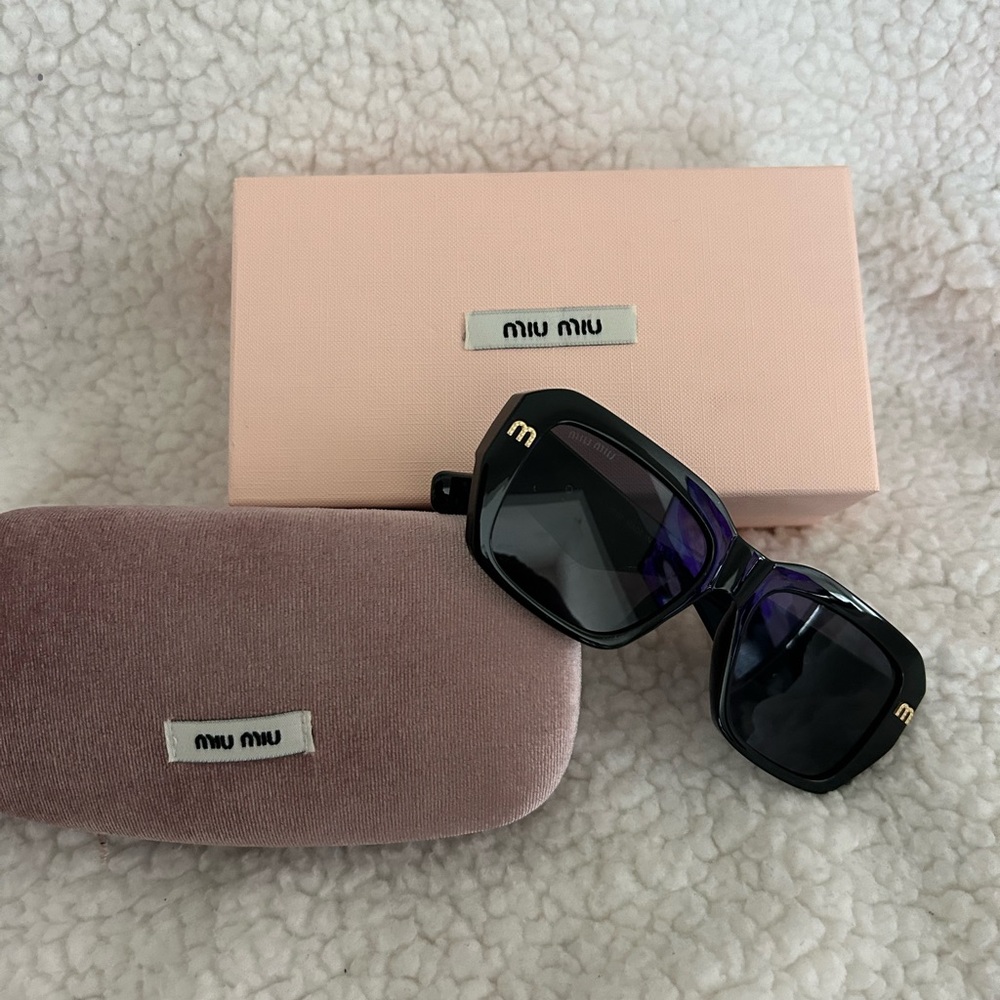 Miu Miu Black Oversized Sunglasses - Picture 5 of 5